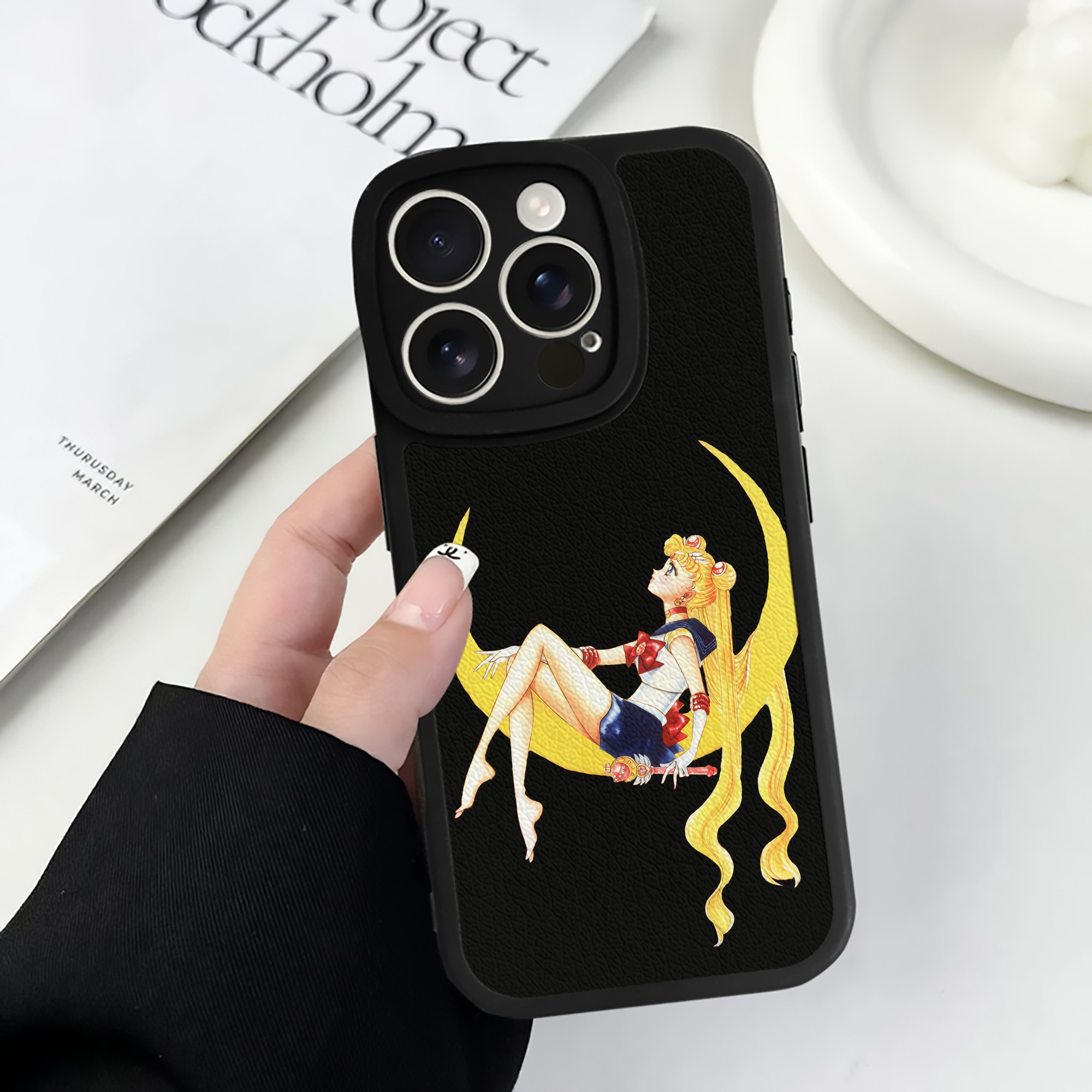 （画像用） 美少女戦士セーラームーン 月野 うさぎ つきの うさぎ Sailor Moon Tsukino Usagi 【iPhone 16シリーズ対応】シリコンスマホケース（レザー調） 材質：シリコン